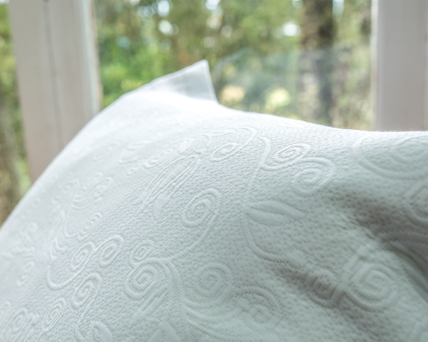 Textura suave y natural del cojín lector Piqué Blanco de La Casa de los Gansos