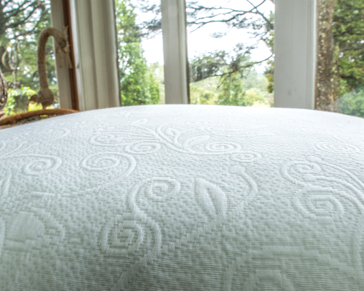 Textura suave y natural del cojín lector Piqué Blanco de La Casa de los Gansos, vista en primer plano
