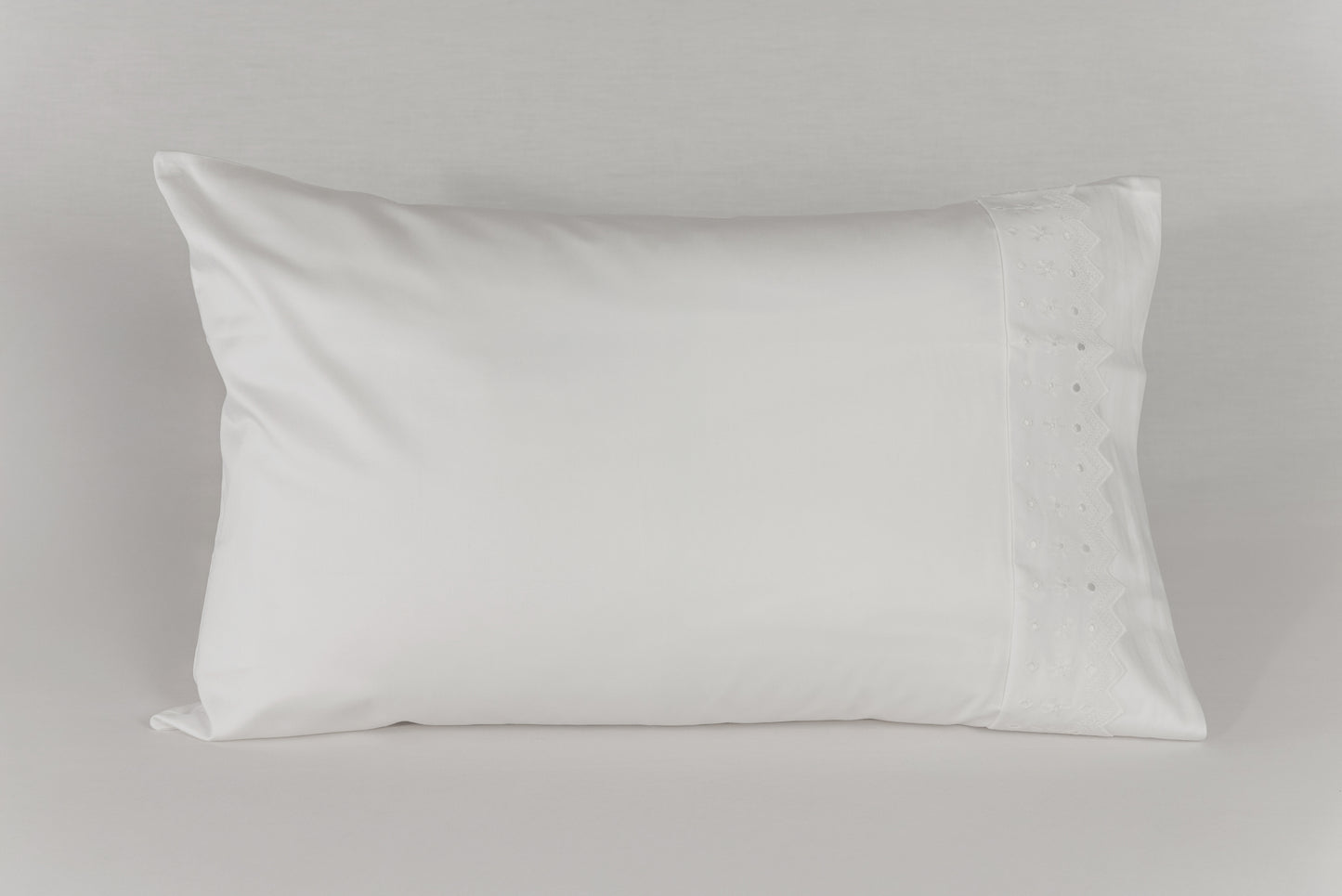 Almohada con funda broderié de La Casa de los Gansos, combinación perfecta entre comodidad y diseño clásico