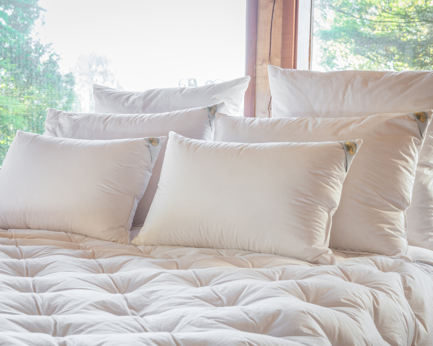 Almohada firme de La Casa de los Gansos sobre la cama, muestra su estructura sólida y elegante presentación