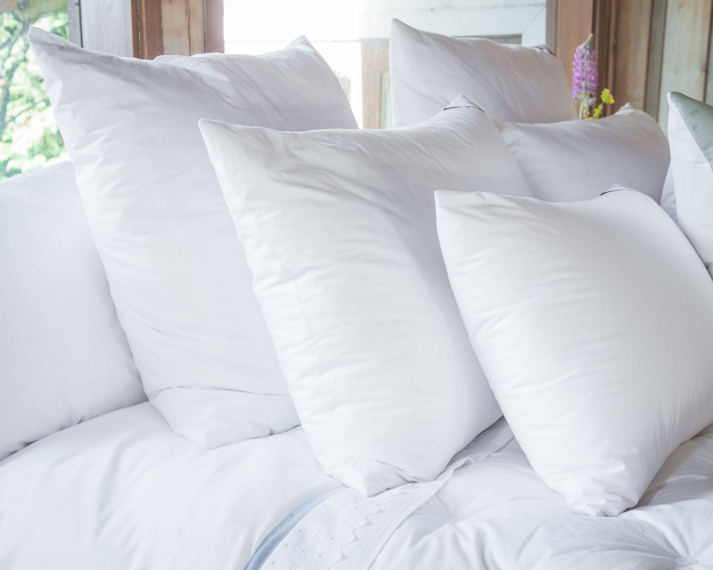 Almohada suave de La Casa de los Gansos sobre la cama, muestra su volumen y acabado delicado