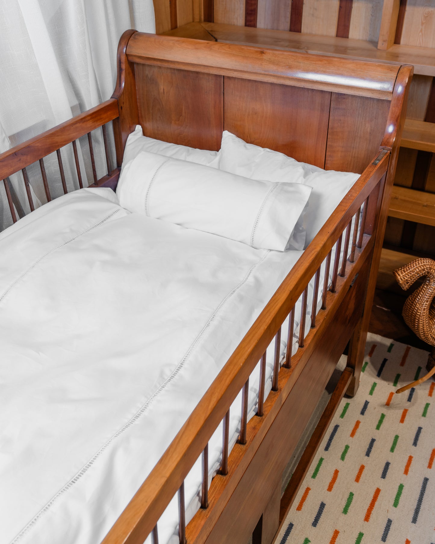 Caramelo para bebé de La Casa de los Gansos puesto en cuna, ideal para descanso cómodo y seguro