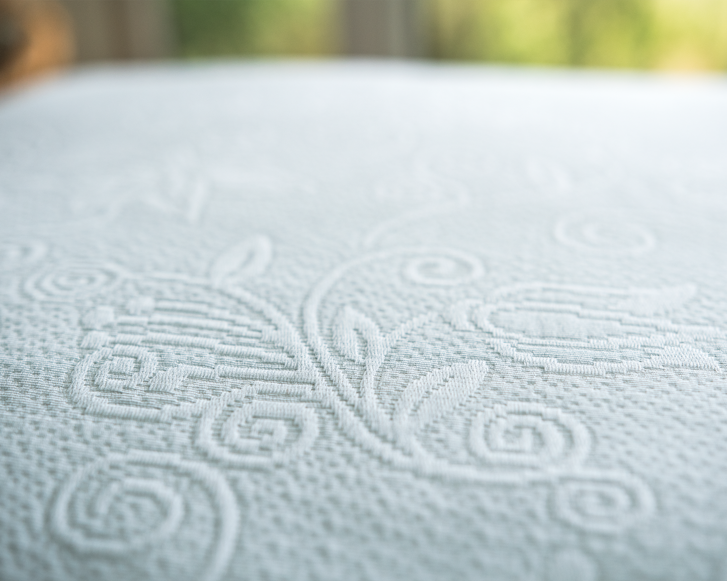 Textura suave y natural del cojín lector Piqué Blanco de La Casa de los Gansos, vista en primer plano