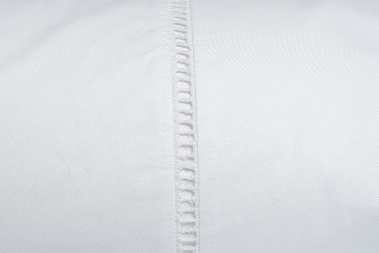 Detalle del acabado deshilado de la funda caramelo de La Casa de los Gansos