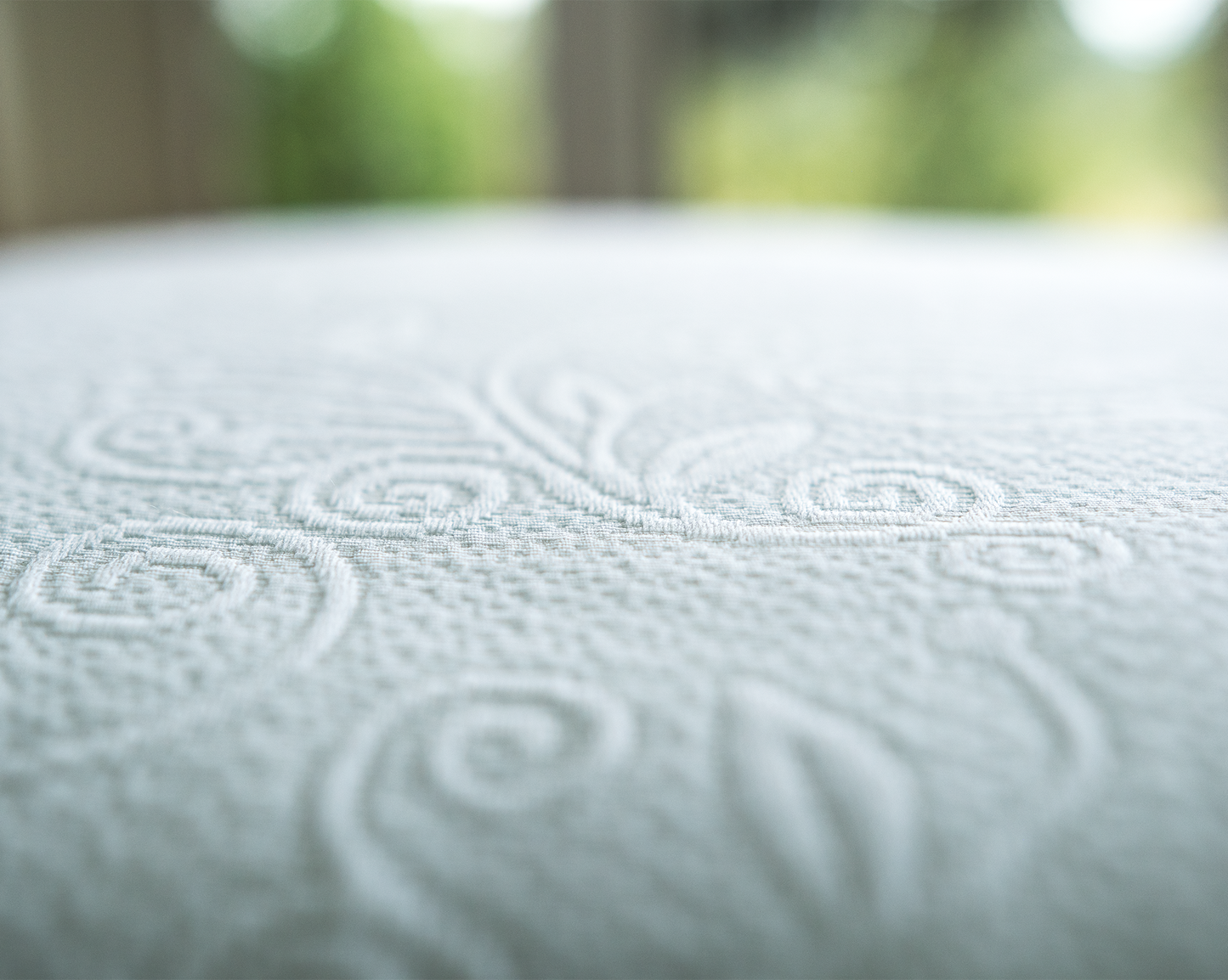 Detalle de la textura del cojín lector Piqué Blanco de La Casa de los Gansos, algodón de trama fina y elegante