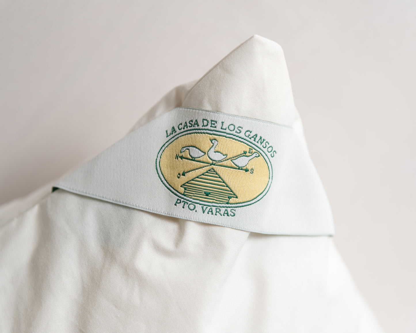 Etiqueta de la almohada duvet de La Casa de los Gansos, muestra el sello distintivo de la marca