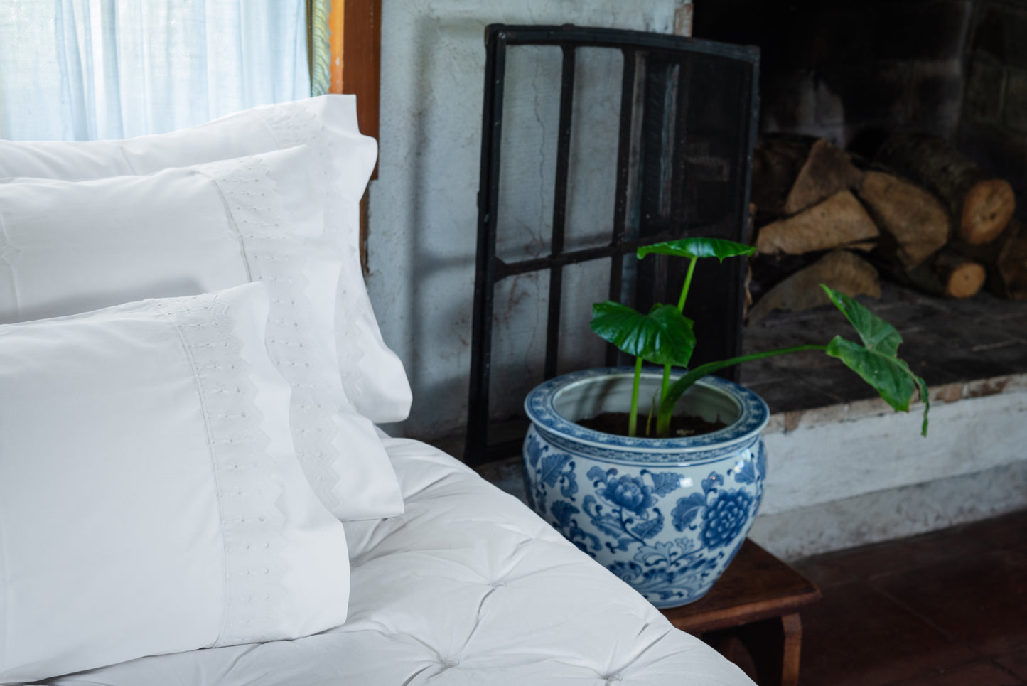 Funda broderié de La Casa de los Gansos sobre las almohadas, aporta elegancia y textura artesanal al dormitorio