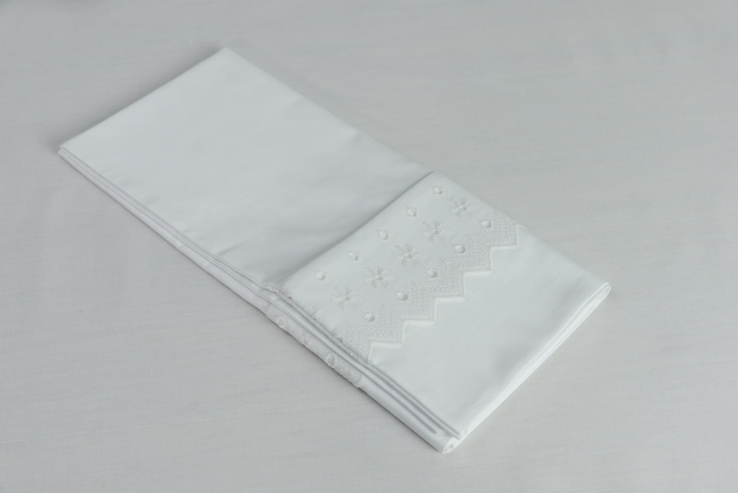 Funda broderié de La Casa de los Gansos doblada, muestra su terminación impecable y suavidad de tela