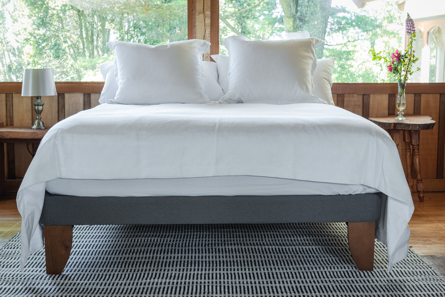 Funda piqué blanco de La Casa de los Gansos sobre el plumón y la cama, diseño limpio y elegante