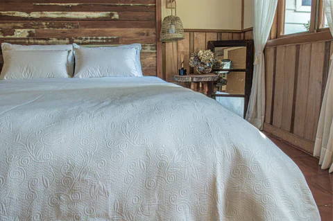 Dormitorio elegante y acogedor decorado con cubre plumón de La Casa de los Gansos, ideal para crear un refugio personal con estilo