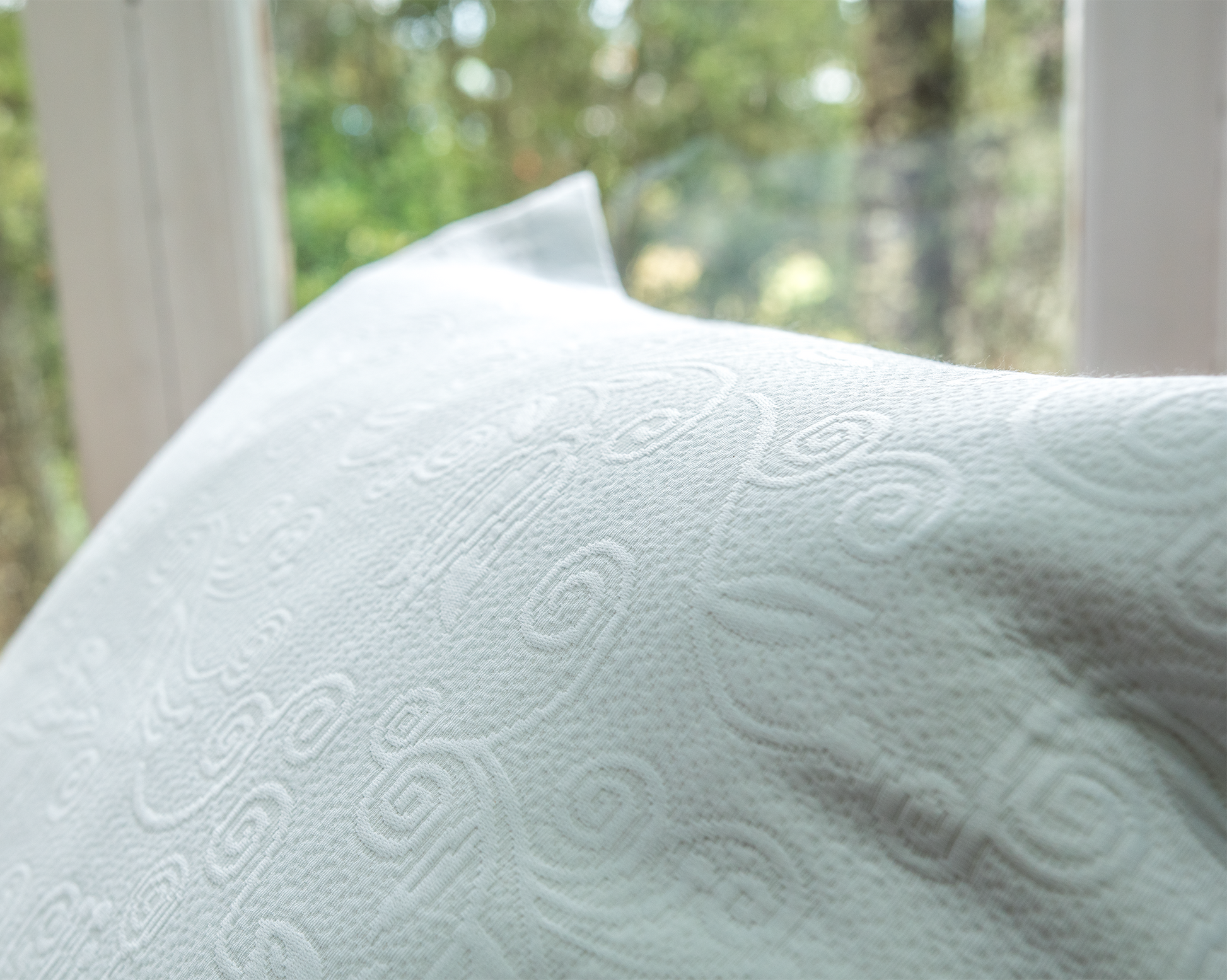 Textura suave y natural del cojín lector Piqué Blanco de La Casa de los Gansos
