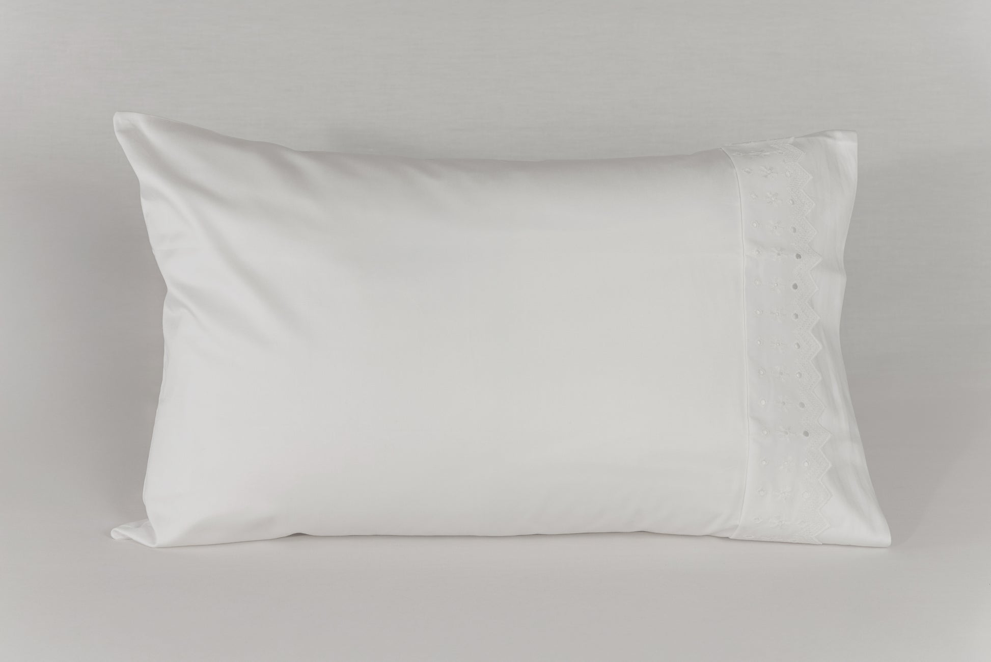Almohada con funda broderié de La Casa de los Gansos, combinación perfecta entre comodidad y diseño clásico