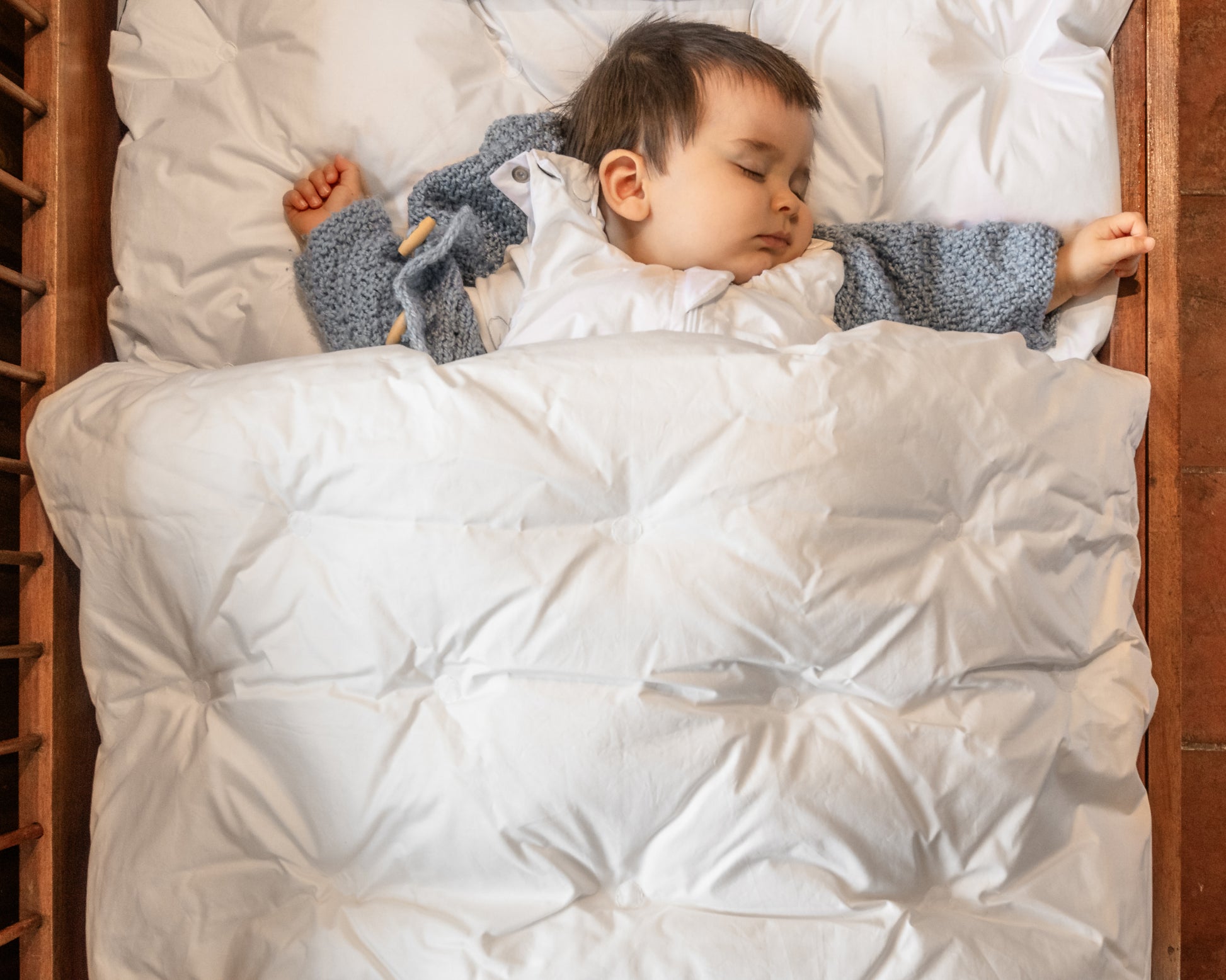Bebé durmiendo plácidamente con plumón de La Casa de los Gansos, calidez y suavidad 100% duvet