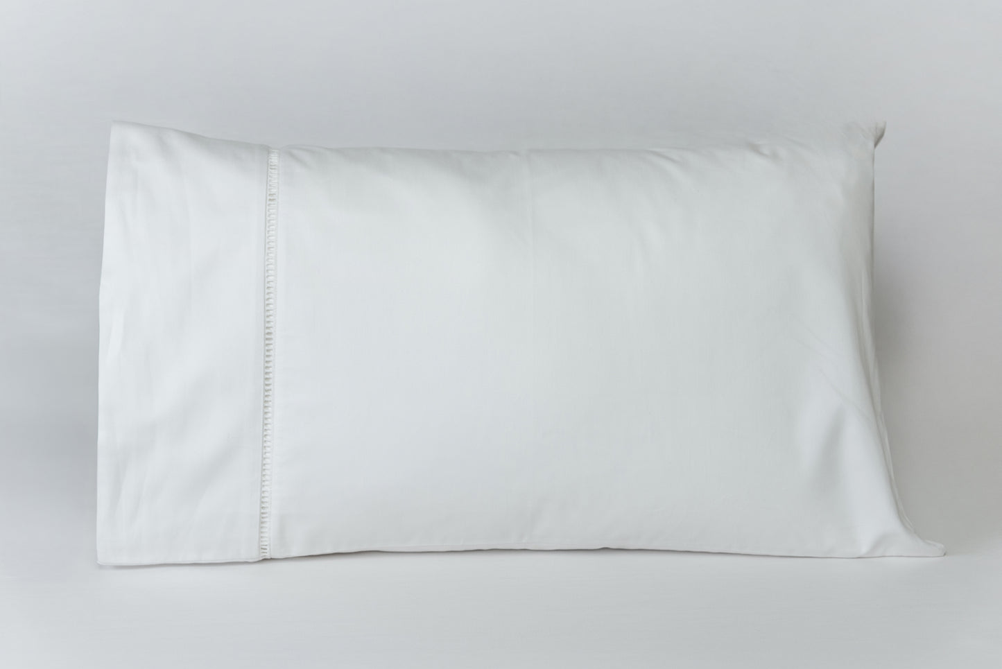 Funda de almohada deshilado de La Casa de los Gansos exhibida sobre fondo blanco, muestra su diseño limpio y natural