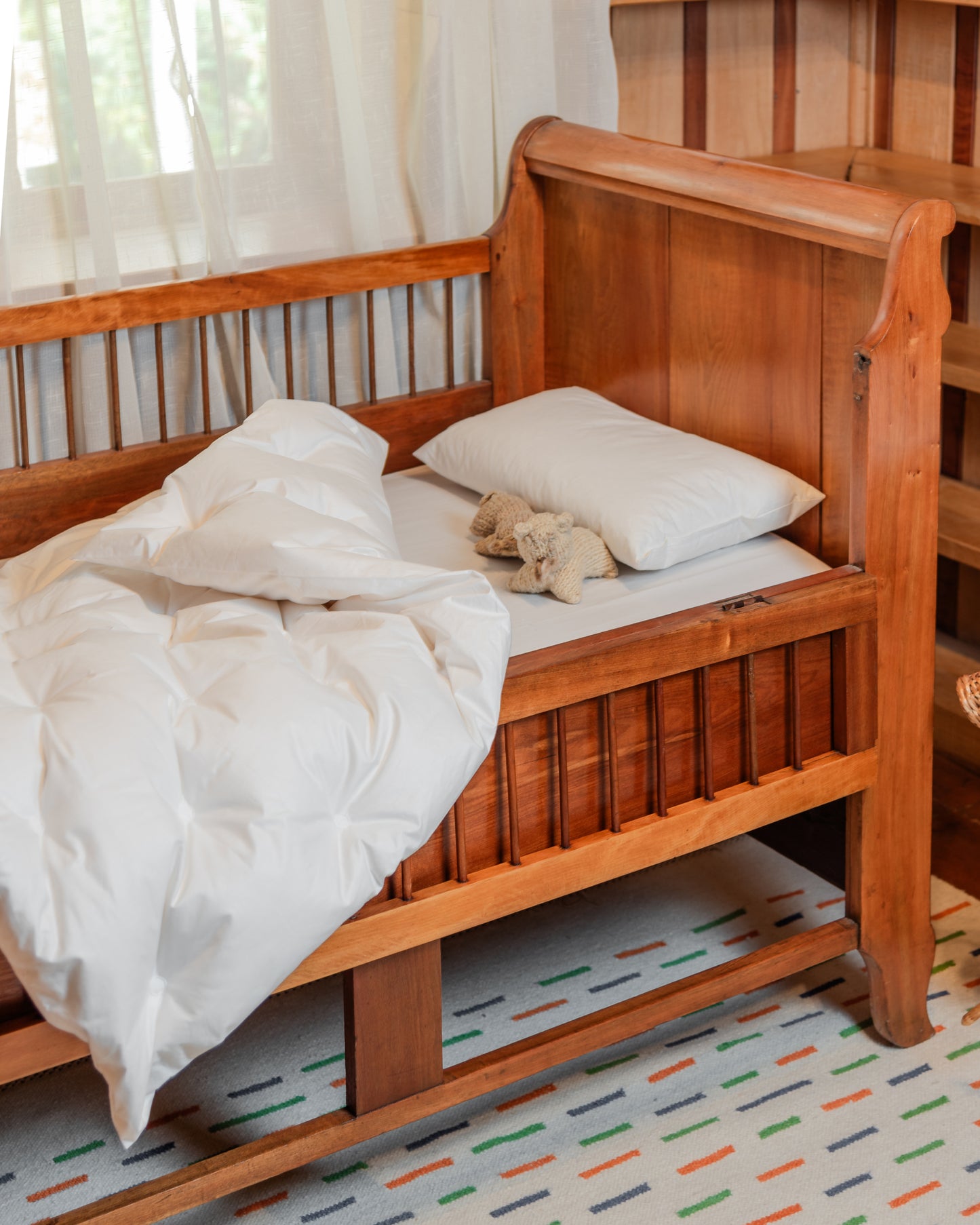 Plumón para bebé de La Casa de los Gansos sobre cuna, ideal para descanso confortable y seguro