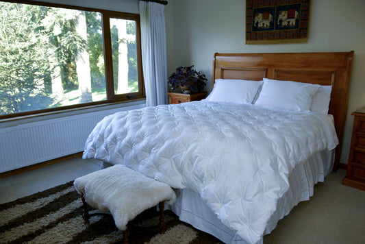 Plumón Premium extendido sobre la cama, muestra su diseño tradicional capitoné y acabado de lujo