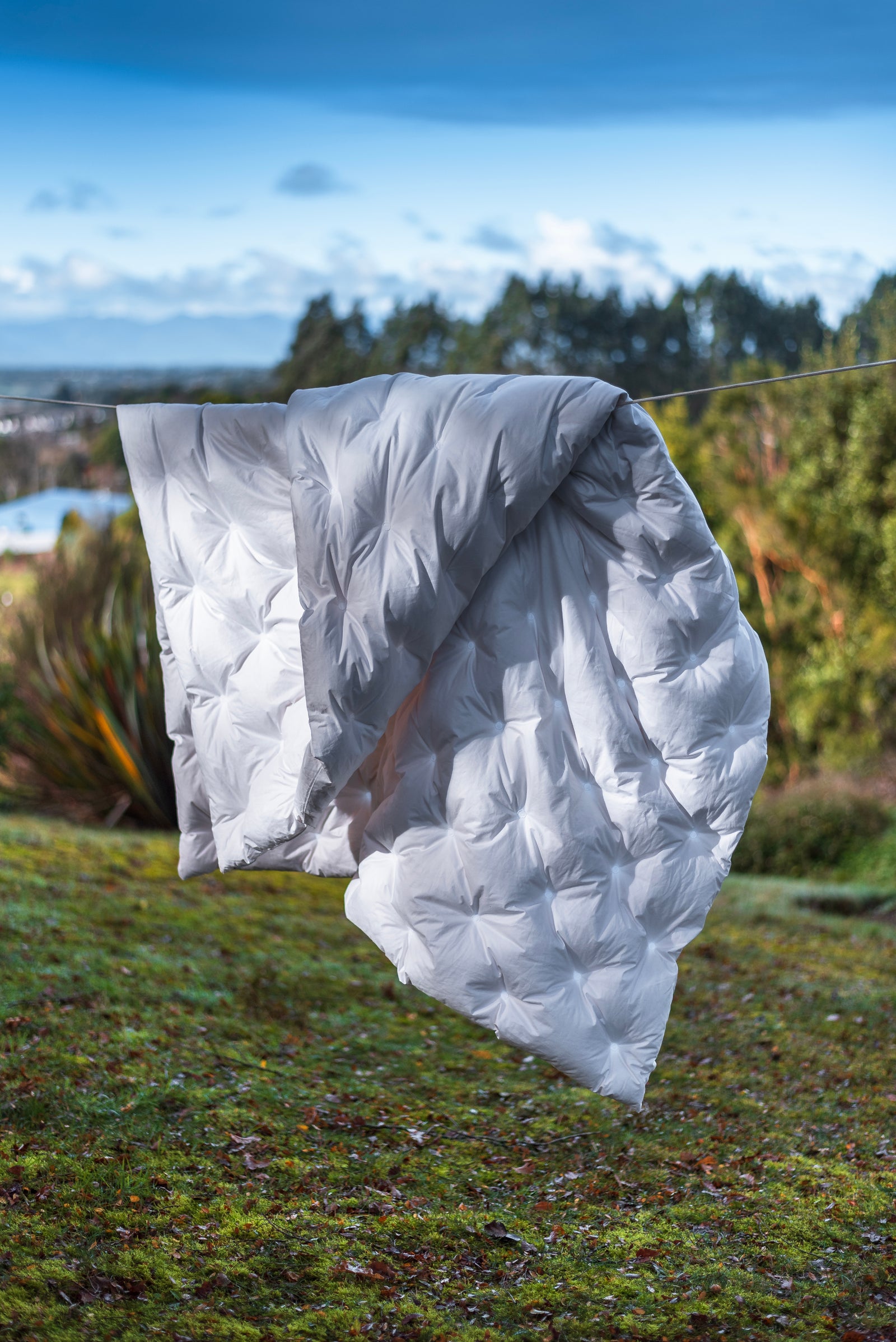 Plumón Premium 100% duvet de ganso con tela de algodón alemán y bordado capitoné hecho a mano de La Casa de los Gansos