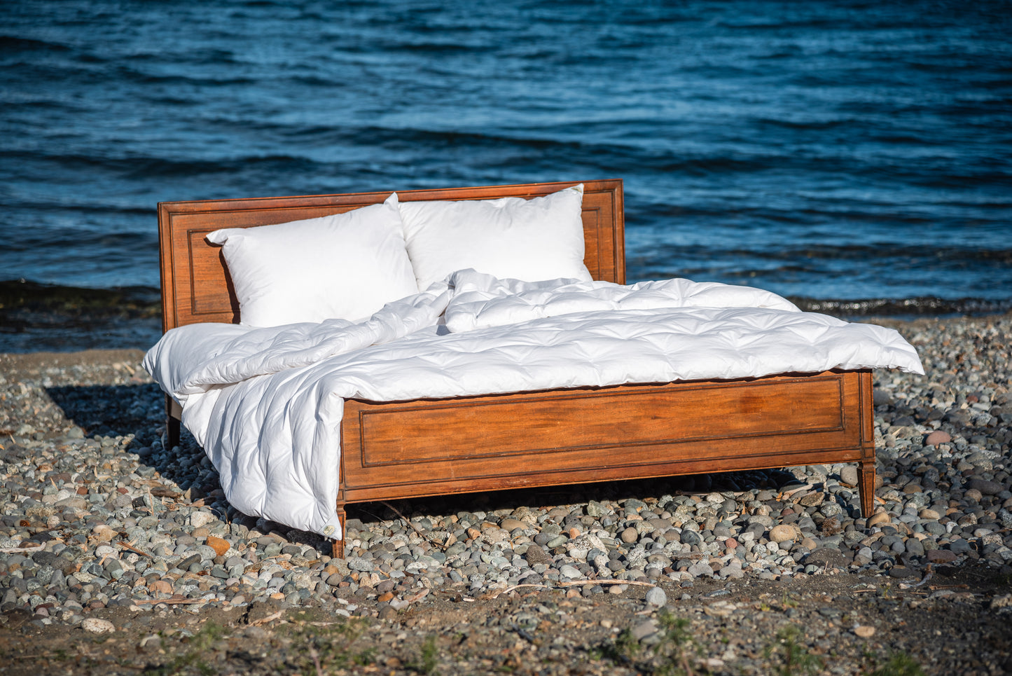 Plumón Verano extendido sobre la cama, muestra su diseño liviano ideal para noches cálidas