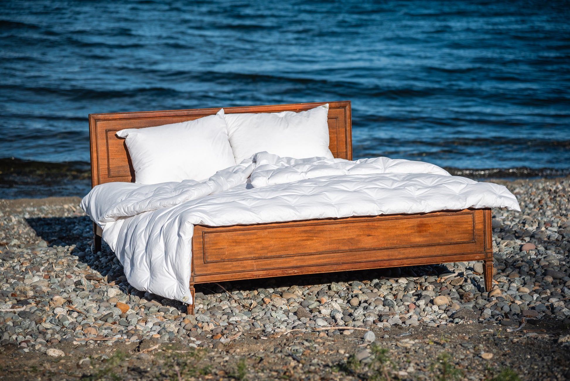Plumón Verano extendido sobre la cama, muestra su diseño liviano ideal para noches cálidas